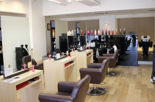 【河内松原】≪完全週休2日制≫≪社会保険完備≫≪住宅手当あり≫充実した福利厚生で安心して働ける！休日もしっかり取れるので、プライベートも充実可能！「CRYSTAL MAGIC 松原店（クリスタルマジックマツバラテン）」からスタイリスト（美容師）の求人☆★