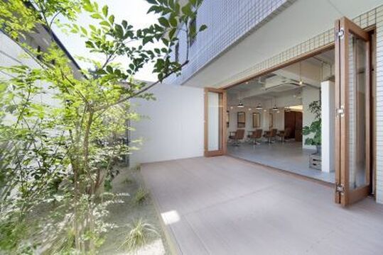 【岡町】≪24万円~≫≪マイカー通勤OK ≫≪完全週休2⽇制≫⼀⼈ひとりのお客様とじっくり向き合い⻑いお付き合いを…やわらかな⼈柄のスタッフさんと爽やかな空間☆ナチュラルな空気感が魅⼒の「Hua（フア）」からスタイリスト（美容師）の求⼈★☆