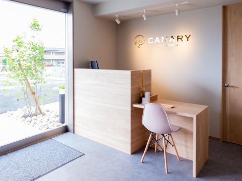 【守山駅】≪月8,9日休み≫≪毎月1回、日曜休みあり≫≪社会保険完備≫平均客単価1万円以上の高単価サロン！年間休日115日と業界最高水準なのでプライベート充実！入客スタイルはマンツーマンでも掛け持ちでも可能！スタッフ同士仲が良く離職率も低い！スタッフの個性を活かして活躍していけますよ！「CANARY by Makaloa（カナリーバイマカロア）」からスタイリスト（美容師）の求人★☆