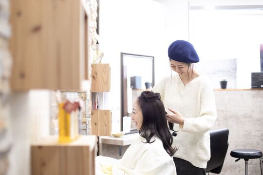 【中崎町】≪平日20時、土日19時退勤≫≪月8日休み≫≪社会保険完備≫ スタイリストのみ  マンツーマン施術 ≪業務委託も選択可能≫アットホームで少人数制なサロン！メリハリをつけて働くことが出来ますよ！「Informal（インフォーマル）」からスタイリスト（美容師）の求人☆★☆