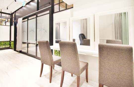 【JR塚口駅前】≪未経験から研修OK≫≪完全週休2日制&有給休暇あり≫≪社会保険完備≫幅広いメニュー展開をしている人気のアイラッシュサロン！充実の教育体制あり！ライフスタイルに合わせてフリーランスに移行もOK！「lucil eyelash VIERRA 塚口店（ルシルアイラッシュビエラツカグチテン）」からアイリスト（アイデザイナー・まつ毛エクステ）の求人★☆★