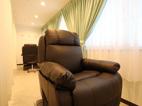 【梅田】月給23万円スタート◆社保完備◆歩合で頑張りをしっかり還元◆連休も取得可能◆有給休暇消化実績100％◆アイリスト歴を積んだスタッフさん在籍中！人間関係◎西洋海岸をイメージした落ち着いた雰囲気のアットホームサロン”nicott lash（ニコットラッシュ）”からアイリスト（アイデザイナー・まつ毛エクステ）の求人★★