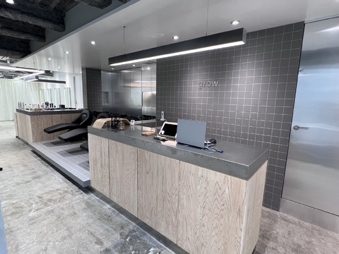 【渋谷駅】≪自社アカデミー完備≫≪集客力に自信アリ≫≪最短1年でデビュー可能≫≪社会保険完備≫トレンドを取り入れたメニューがウリの人気サロン！教育にも注力しており、ハイレベルな美容師が目指せる環境です。「grow 渋谷西口（グロウシブヤニシグチ）」からアシスタント（美容師）の求人★☆