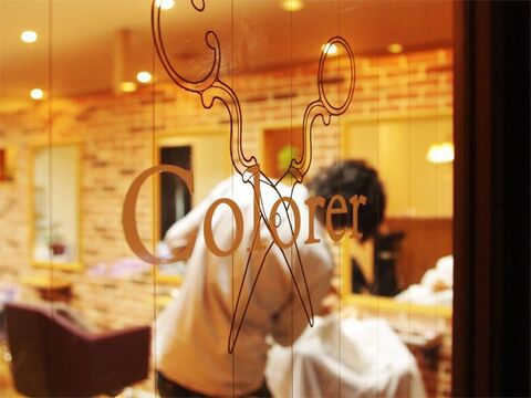 【高宮駅】≪社会保険完備・駅チカ・高単価≫平均退勤時間19:00〜20:00！！「本当の髪の綺麗」を目指してみませんか 特殊な技術で「美髪」を創ります！！県外からのお客様も多い本物志向のヘアサロン「Colorer（クロレ）」からスタイリスト（美容師）の求人☆★