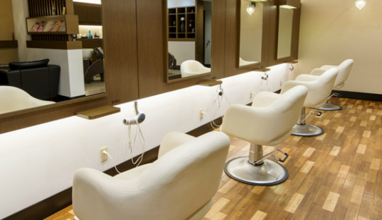 【阪神芦屋】≪専門学校の学費負担あり！※要相談≫最短2年でスタイリストデビュー可能！医療美容認定サロンなので更にスキルアップを目指せる！地域密着型の開放感のあるゆったりしたサロン「fleur（フルール）」からアシスタント（美容師）の求人☆★