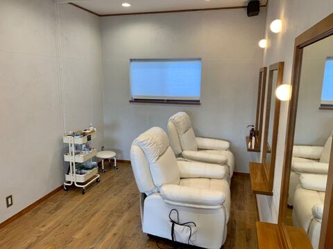 【大和西大寺】≪社会保険完備＆月8日休み≫平均退社は17時台でプライベートも充実。髪色やネイルは自由なので、オシャレを楽しみながら働きたい方にオススメ！「CUE（キュー）」からアイリスト（アイデザイナー・まつ毛エクステ）の求人☆☆