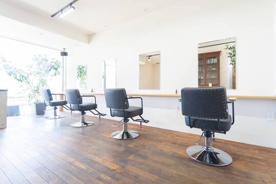 【玉戸】≪産休育休実績あり・完全週休2日制・マンツーマン接客≫子育て中の方やブランクがある方も大歓迎！心を込めた接客と丁寧なカウンセリングで人気のサロン「Ninny（ニニィ）」からスタイリスト（美容師）の求人☆★☆