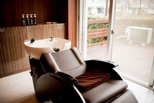 【南海堺駅】≪月7,8日休み★月給19万円≫より多くの方に「hoi hoi(幸せ)」を感じていただけるように…ハワイのようにゆったりとした時間が流れるサロンhoihoi（ホイホイ）からアシスタント(美容師)の求人☆★☆