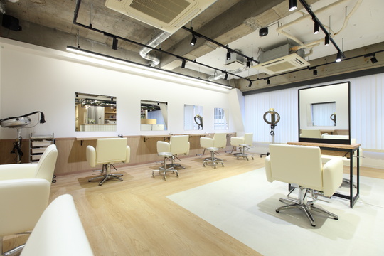 【東銀座】≪完全週休2日制・産休育休実績あり・未経験の方歓迎！・30代〜50代アシスタントも大歓迎！≫常に流行を取り入れ、高いレベルの技術を身に付けられる！長く美容師を続けたい方にピッタリのサロン「bloom sweet（ブルームスウィート）」からアシスタント（美容師）の求人☆★☆