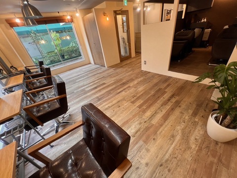 【南森町】≪在籍スタッフの報酬は40万円前後≫≪最低保障給あり≫≪入客に心配のない集客力≫業務委託が初めての方もサポート体制があるので安心ですよ！自由出勤制度でON OFFのメリハリをつけられます！多数の薬剤を取り扱い豊富なメニューで単価アップもしやすいサロン！「Ameri cocoro. 南森町店（アメリココロミナミモリマチテン）」からスタイリスト（美容師）の求人☆★