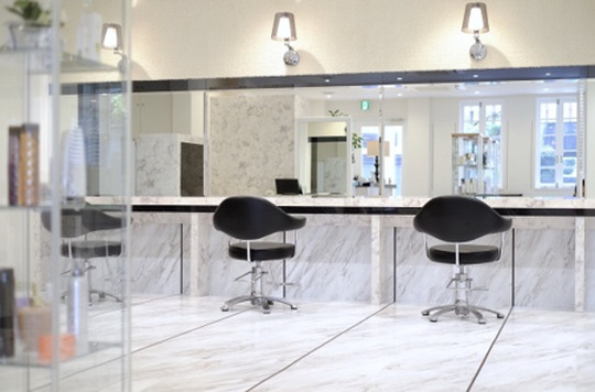 【堺市駅】≪月給25万円以上≫≪社会保険完備≫≪完全週休2日≫大人女性のカジュアル高級サロン。専門特化で簡単、短期間でスキルアップ、美容を長く安心して働ける環境で独立よりも有利。無理な販売は無く、リピーターが多い独自開発の美容液使用で仕事の幅が広がります。“Hair Esthe Salon yak （ヘアエステサロン　ヤック）”からスタイリスト（美容師）の求人☆★