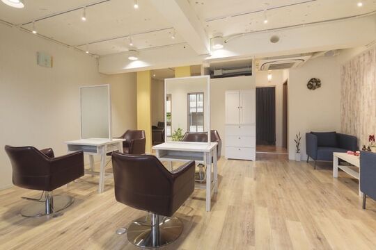 【七隈駅】≪月給20万円スタートから技術に応じて昇給あり≫≪社会保険完備≫≪完全週休2日制+日曜日休もアリ≫働きやすい環境をお探しの方必見！！トリートメント・スパメニューに特化し「美髪」を作るヘアサロン「Mireel（ミリール）」からアシスタント（美容師）の求人☆☆