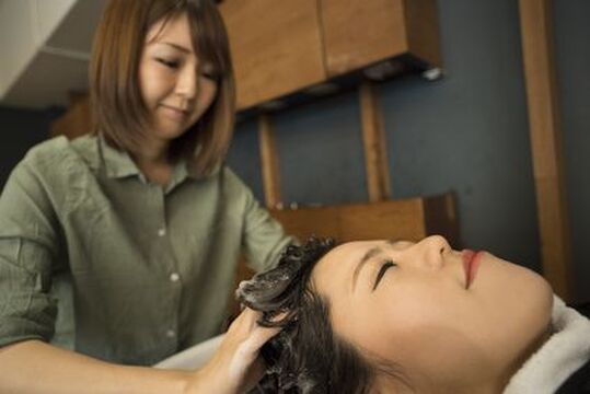 【志紀】≪月8日休み≫≪社会保険完備≫パートさんも募集中！プライベート重視派も安心の自主性重視のカリキュラム！頑張る人は2年デビューも可能！「VIVIT 志紀店（ビビットシキテン）」からアシスタント（美容師）の求人☆★