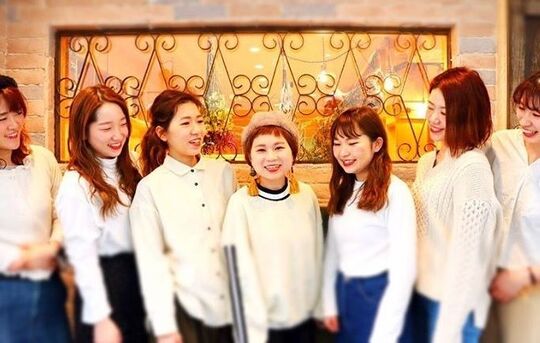 【姪浜駅】≪社保完備・月給25万円～・月休8日・​産休育休制度あり・ブランクありでもOK・ゆとりをもった予約制・スタイリストオンリー≫リモート自由参加の講習！待遇だけでなく一緒に働く仲間同士、仲が良いのも魅力のひとつ！福岡エリアで店舗展開中の高条件、福利厚生充実のヘアサロン「heya(ヘヤ)」からスタイリスト（美容師）の求人☆★☆