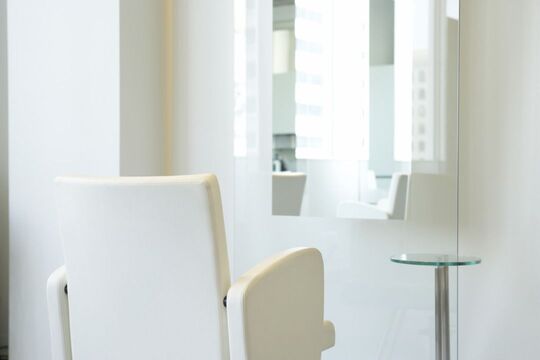 【心斎橋】≪月給20万円〜≫≪月7,8日休み≫≪社会保険完備≫≪有給休暇あり≫≪営業時間内レッスン可能≫平均退社時間20時頃！CMや雑誌の撮影、ファッションショー、ヘアメイクに興味がある方必見！！自分のペースでレッスンを進められる！「TAXI（タクシー）」からアシスタント（美容師）の求人☆★