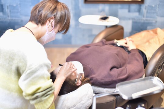 【朝倉街道駅】≪月9日休・実働8時間・社会保険完備・駅チカ≫落ち着いた雰囲気の空間でお客様のなりたいイメージや目元にあったデザインをご提案。経験豊富なアイリストによる施術！豊富なメニューでお客様の要望にお応えするアイラッシュサロン「eyelash salon A.DA （アイラッシュサロンエイダ）」からアイリスト（まつげエクステ・まつげパーマ・アイブロウ）の求人☆☆