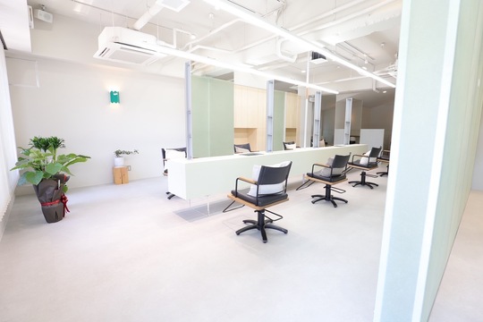 【北岡崎】≪社会保険完備≫≪夏季冬季休暇あり≫≪車、バイク通勤OK≫ライフスタイルに合わせて、働き方の選択ができる。サロンワークがもっと楽しくなる場所。新しい仲間を大募集！「DEE（ディー）」からスタイリスト（美容師）の求人☆★