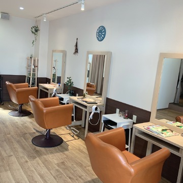 【名張】≪未経験・通信生・新卒生歓迎≫≪社会保険完備≫≪月8日休み≫≪20時迄に退勤可能≫≪最短1年デビュー可≫≪有給休暇あり≫ナチュラル系ヘアサロン！落ち着いた雰囲気の内装で、お客様の髪のお悩みを解決！一人ひとりに合わせてレッスンを行っていきます！「anela hair design（アネラヘアーデザイン）」からアシスタント（美容師）の求人☆☆