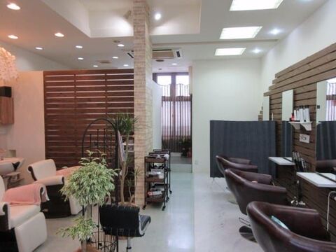 【和泉府中】 社会保険完備  月8日休み  早期デビュー可能 K2創業者『廣瀬健司さん』プロデュースの地域郊外型ヘアサロン☆サロン運営のノウハウを学ぶことができる環境です！b by boss（ビーバイボス）からアシスタント（美容師）の求人☆★