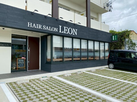 【読谷村】≪日曜日のお休みあり・月休8,9日・20時迄に退勤可能・社会保険完備≫サロンワーク中心の環境！！営業中のレッスンを中心に技術を磨き2年でスタイリストデビューを目指します。創業から歴史があり店舗展開中！地元出身者が経営するヘアサロン「LEON 読谷店（レオンヨミタンテン）」からアシスタント（美容師・理容師）の求人★☆