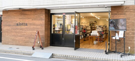 【吉祥寺】≪最短2年でスタイリストデビュー≫≪髪質改善メニュー多数！≫≪客単価1万円以上≫≪社会保険完備≫≪土日休みもOK≫幅広い薬剤を使用可能で、自分だけのオリジナルメニューを作ることもできます！美容師の地位向上を掲げる東京の人気店！「個室型ヘアサロンalotta（コシツガタヘアサロンアロッタ）」からアシスタント（美容師）の求人☆★