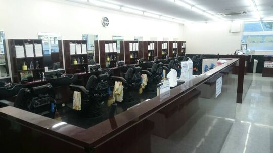 【亀岡駅】≪完全週休2日制と月5日休みを選べる♪≫≪技術者28万円〜≫≪最短1年でデビュー可能≫≪営業時間内レッスン可能≫≪制服貸出あり≫平均退社が19時なので、プライベートの時間もしっかり持てます☆GUEST 亀岡店（ゲストカメオカテン）から理容師（理容室）の求人★☆