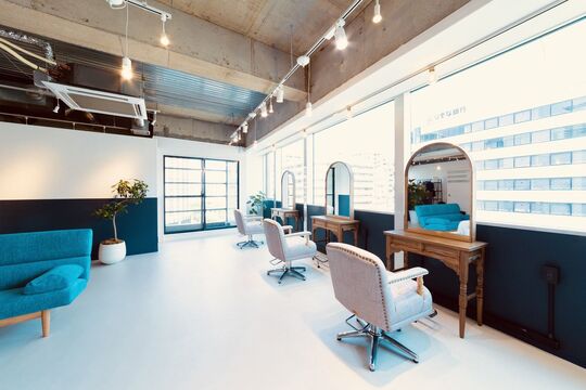 【南森町】≪完全週休2日制≫≪実働8時間≫≪20時台に退勤可能≫美容師として夢をもって働けるサロン！！確かな技術を学べる環境でありながら、充実した待遇面と居心地の良い空間！サロンワークとプライベート、on・off切り替えて働ける「Orchestra（オーケストラ）」からスタイリスト（美容師）の求人☆★☆