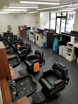 【JR淡路】≪完全週休2日制と月5日休みを選べる♪≫≪技術者33万円スタート≫≪最短1年でデビュー可能≫≪営業時間内レッスン可能≫≪制服貸出あり≫平均退社が19時なので、プライベートも充実させて長く働いてもらえます！☆GUEST 上新庄店（ゲストカミシンジョウテン）から理容師（理容室）の求人★☆