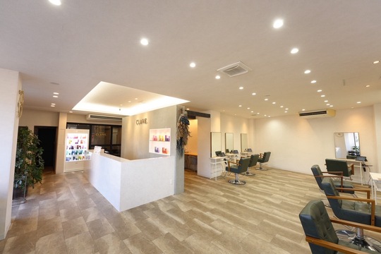 【神宮東】≪社会保険完備・営業時間19時迄・入客チャンスあり・高収入を目指せる≫エリアでトップクラスの集客力！！トレンドを意識したハイセンスな技術がお洒落に敏感な世代中心に大人気なヘアサロン「hair design CLANE. （ヘアデザインクラネ）」からスタイリスト（美容師）の求人★☆