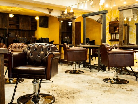 【下北沢】≪完全週休2日制・1年以内のデビュー可能・社会保険完備≫営業時間内を有効活用し、早期デビューを目指せます！時代にあわせた教育カリキュラムと労働環境で将来の不安なく勤務できます。「Reir 下北沢（レイールシモキタザワ）」からアシスタント（美容師）の求人★☆