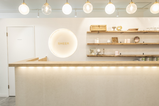 【新越谷】◆産休育休実績あり・有給取得率100％・19時までに退勤可能・社会保険完備◆半個室の店内で、ひとり一人のお客様としっかり向きえます。幅広い薬剤のラインナップも人気の秘訣「SHEER 新越谷店（シアシコシガヤテン）」からスタイリスト（美容師）の求人☆★