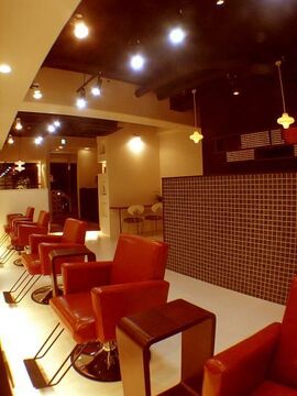 【堅下】◇◆交通費全額支給◆◇小規模サロンなので、型にとらわれず柔軟にあなたに対応していけますし、レッスンもマンツーマンでしっかり見ていきますよ♪地元で愛され続ける地域密着サロンmoule(ムール)からアシスタント(美容師)の求人★☆