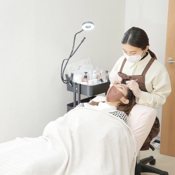 【塚口】パリジェンヌ・まつげパーマと眉毛の専門店≪完全週休2日制≫≪自由シフト制で土日のお休みもOK≫≪社会保険完備≫≪19時頃に退勤可能≫ライフスタイルに合わせて柔軟に働けるのでプライベートも充実できます！早番固定など、時間も自由に働いてもらえます！「chico 尼崎塚口店（チコアマガサキツカグチテン）」からアイリスト（アイデザイナー・まつげエクステ）の求人☆☆