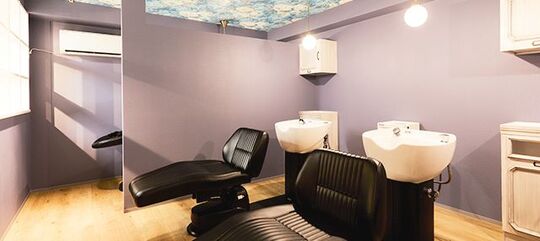 【梅田】 ≪月8,9日休み≫≪社会保険完備≫≪賞与あり≫≪産休育休実績あり≫駅チカすぐの好立地！社内アカデミー完備で営業時間中研修にて2年デビュー確実！充実の待遇面と教育体制があり安心して学べる環境が人気です！「FIGARO -UMEDA-（フィガロウメダ）」からアシスタント（美容師）の求人☆★