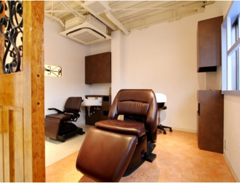 【JR尼崎】≪月給19万円スタート≫≪社会保険完備≫≪完全週休2日制≫自分のペースで技術を学んでいける！託児所やキッズスペースもあるのでパート希望のママさん美容師さんも安心して働ける地域密着型のアットホームサロン「CASTA（カスタ）」からアシスタント（美容師）の求人☆★