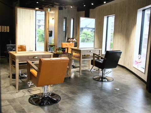 【成田駅】≪月8日休み≫≪土日休みOK≫≪社会保険完備≫≪18時までの退勤可能≫≪髪質改善ウリ≫最低保証給があるため安心！基本残業なし！退勤時間も早く、お休みもしっかり取れるためプライベートも充実できる環境！「feel by feel hair（フィールバイフィールヘアー）」からスタイリストの求人☆★