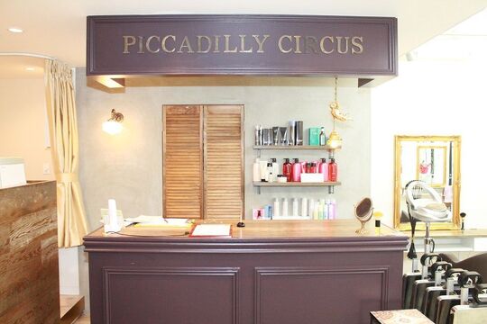 【大橋】しっかり技術・接客に対して学ぶことが出来るので、確実に成長していける環境！！幅広い年齢層のお客様に愛される癒し系隠れ家ヘアサロン「piccadilly circus（ピカデリーサーカス）」からアシスタント（美容師）の求人☆★☆