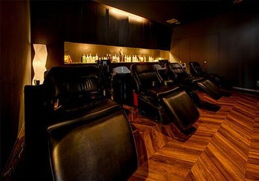 【栄】≪月10日休みOK≫≪平均客単価1万円超≫≪入客チャンスあり≫48〜50万円の最低保証給があるので、しっかり稼げます！また年間124日休みのためプライベートも充実！「THE TOEL栄（ザトエルサカエ）」からスタイリスト（美容師）の求人★☆