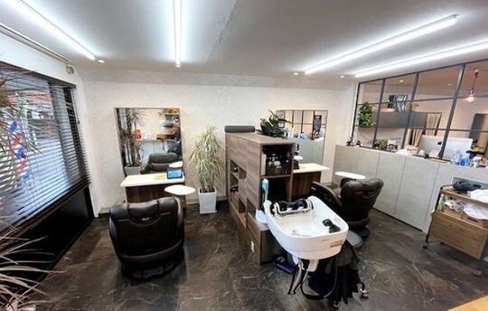 【博多駅】≪完全週休二日制・高月給スタート・社会保険あり≫幅広い技術はもちろん明るいカラーも得意！！メリハリを大切にして長くお仕事ができる小規模×少人数のヘアサロン「Sow by George（ソウバイジョージ）」からスタイリスト（美容師）の求人☆★☆