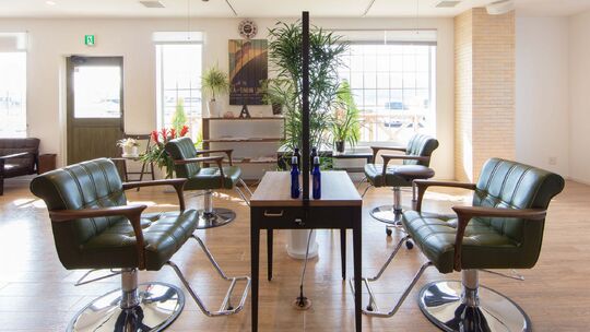 【岩出西野】≪月1回土日休みもOK≫≪入客チャンス抜群≫プライベートも大切にしながら活躍できます！一人ひとりのお客様とじっくり関われるプライベートサロン「ACRI organic hair salon（アクリオーガニックヘアサロン）」からスタイリスト・Jr.スタイリスト（美容師）の求人☆★☆