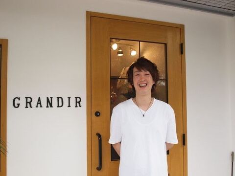 【千里丘】≪完全週休2日制≫≪土日休みOK≫≪頑張った分稼げる≫心身ともに健康であるために働きやすい環境が整っています！プライベートも充実させながらしっかり稼げる♪Grandir（グランディール）からスタイリスト（美容師）の求人☆★