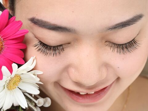 【三宮】≪完全週休2日制≫≪未経験歓迎≫カウンセリングをしっかり行うので定着率GOOD！少人数制サロンの「REAL（リアル）」からアイリスト（まつげエクステ・まつげパーマ・アイブロウ）の求人☆☆