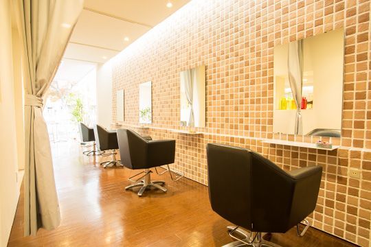 【春日部駅】■平均退社19時台・月9日休み選択可能・産休育休制度あり・社会保険完備■幅広い年齢層のスタッフさんが活躍中！ママさんスタイリストさんも大歓迎！今までの経験を活かしつつ、長所をしっかり伸ばせるます！「N＆A CONTi（エヌアンドエーコンティ）」からスタイリスト（美容師）の求人☆★