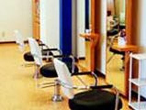 【秋川】≪16時までの勤務OK≫≪社会保険完備≫ブランクが心配な方やママさん美容師も大歓迎！長く働いてもらうことができる環境が人気のお店です！「SUGIMOTO あきる野店（スギモトアキルノテン）」からアシスタント（美容師）の求人☆★