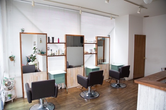 【門司】≪完全週休2日制・社会保険完備・産休育休実績あり・賞与あり・土日の希望休OK≫ママさんスタッフ活躍中！柔軟に働くことができる環境です！お客様への真摯に向き合う姿勢が人気の地域密着型ヘアサロン「Hair Studio Ciel（ヘアスタジオシエル）」からアシスタント（美容師）の求人★☆