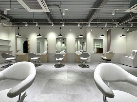 【天満駅】≪社会保険完備≫≪月8,9日休み・有給休暇あり≫≪最短1年半デビュー≫カラーリストも在籍するブリーチやハイトーンなどのデザインカラーが大人気のヘアサロン！駅近すぐの路面店で好立地！「VOICE hair（ヴォイスヘアー）」からアシスタント（美容師）の求人☆★