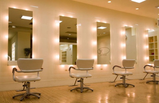 【豊中】駅直結の好立地☆アシスタント月給16.5〜20万円★チームワーク抜群★10名以上のスタッフが協力し合いながら皆でサロンを盛り上げています♪未経験・新卒生・通信生も歓迎♪“M2 HAIR CREATORS（エムツー ヘアークリエイターズ）”からアシスタント（美容師）の求人☆★☆