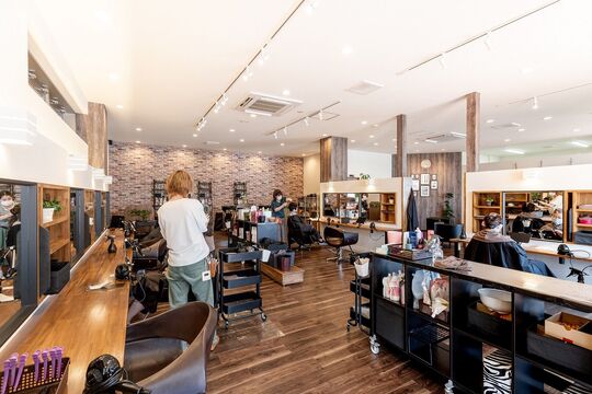 【宇美】≪月給20万円スタート・社会保険完備・最短18:00に退勤・営業中のレッスンOK・通信生OK・土日祝の時給アップあり≫最短1.5年でスタイリストデビュー！福利厚生・レッスン環境など様々な好条件が揃っています！充実した美容師ライフを送ることができるヘアサロン「oasis 宇美店（オアシスウミテン）」からアシスタント（美容師）の求人☆★