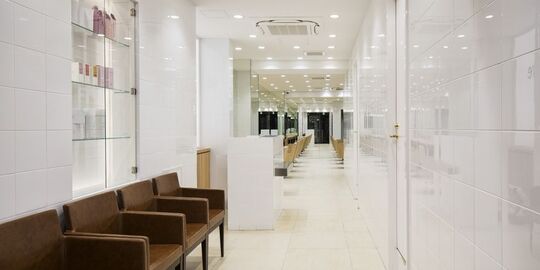 【新宿】≪社会保険完備≫≪実働8時間≫新宿の人気ヘアセットサロン「美容業界NO1の待遇」を目指しています！「Eve（イヴ）」アシスタント（美容師）の求人★☆