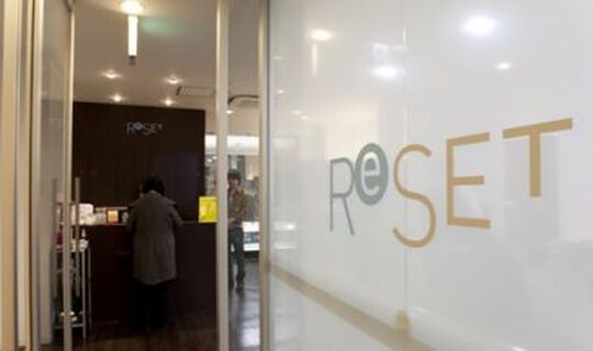 【阪急高槻市駅前】≪保障給最大月36万円≫≪フリー46％／指名51％還元≫≪マンツーマン施術≫フルタイム勤務で高収入も時短勤務も可能な働き方が出来る体制です！「ReSET 高槻センター街店（リセットタカツキセンターガイテン）」からスタイリスト（美容師）の求人☆★